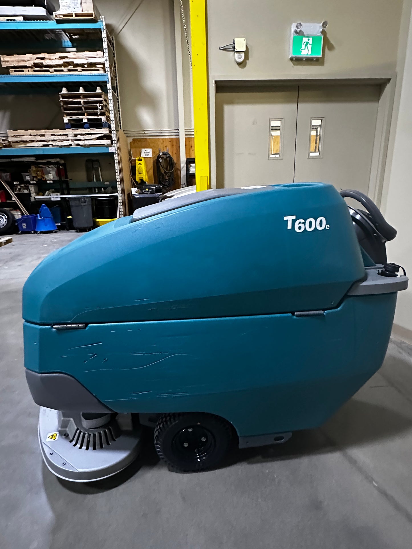 Tennant T600E 32" Auto Scrubber