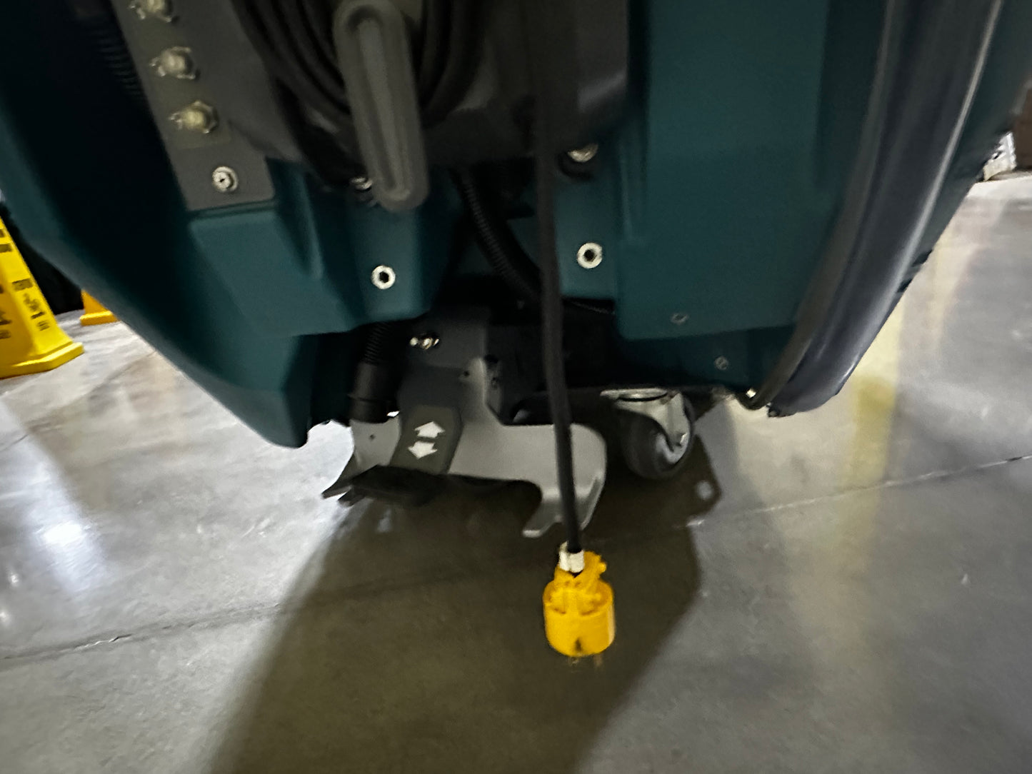 Tennant T600E 32" Auto Scrubber