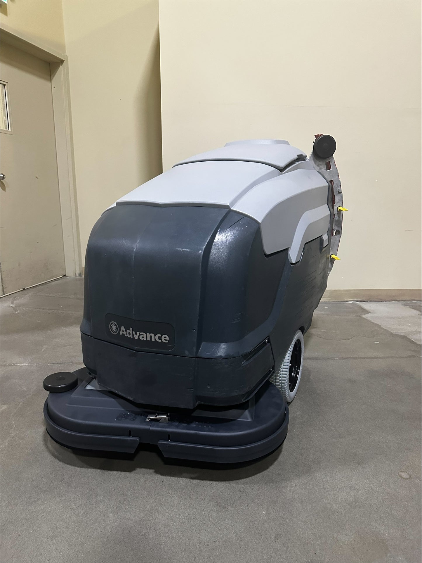 Nilfisk Advance SC901 Auto Scrubber – Refurbished (34" Deck)